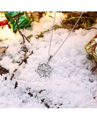 Inari Adorns A Zircon Christmas Necklace in The Shape of A Snowflake